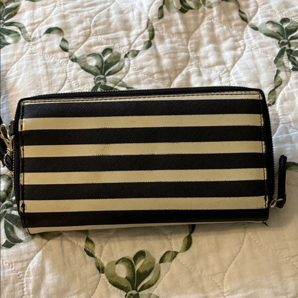 Disney Black and white Minnie Mouse Wristlet - Picture 6 of 6